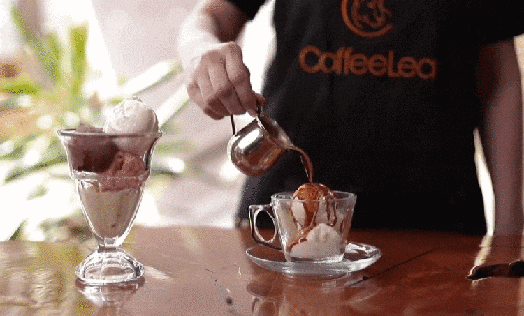 CoffeeLea бариста суусундук даярдап жатат